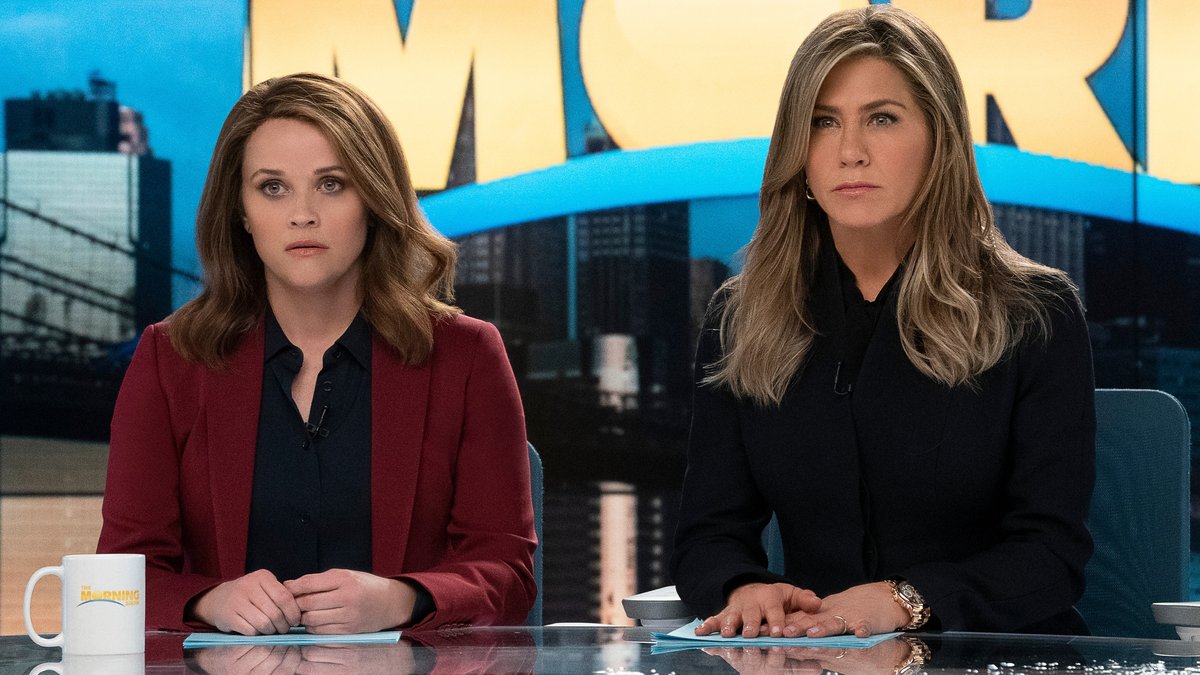 Werden auch in einer dritten Staffel im "The Morning Show"-Studio gemeinsam Platz nehmen: Reese Witherspoon (l.) und Jennifer Aniston.. © Apple TV+