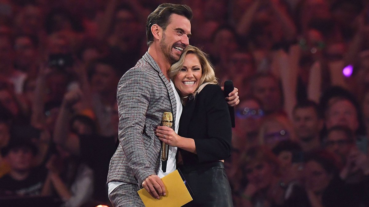 Ein emotionaler Moment für Florian Silbereisen: Helene Fischer überrascht den Moderator 2019 in seiner Show "Schlagerbooom".. © imago/Revierfoto