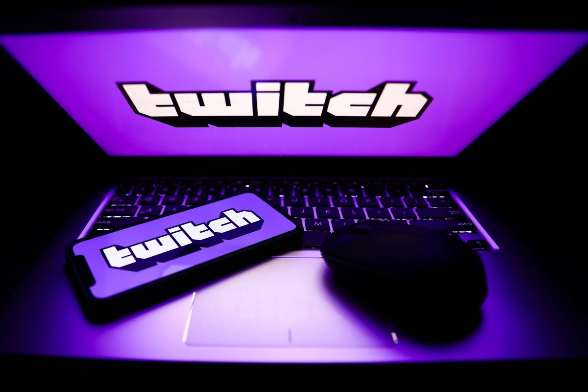 Twitch Logo auf Laptop und Handy