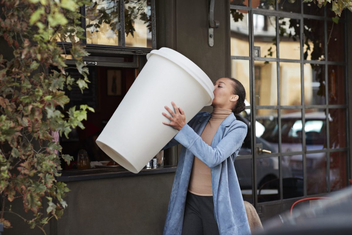 Frau mit riesigem Kaffeebecher