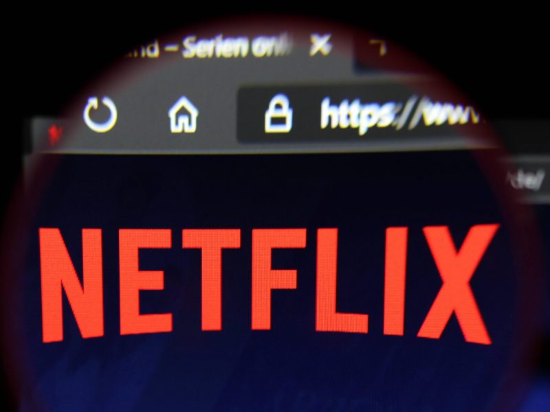 Netflix-Logo und Browser