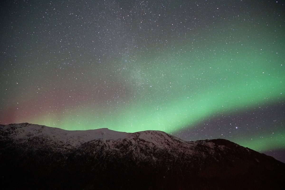 Nordlichter, Sterne mit Bergkette