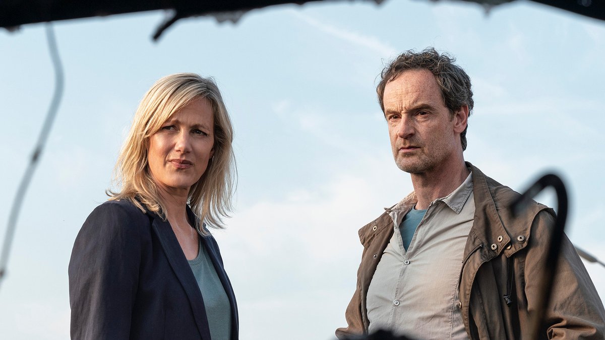 "Tatort: Liebe mich!": Martina Bönisch (Anna Schudt) und Peter Faber (Jörg Hartmann) betrachten das ausgebrannte Auto