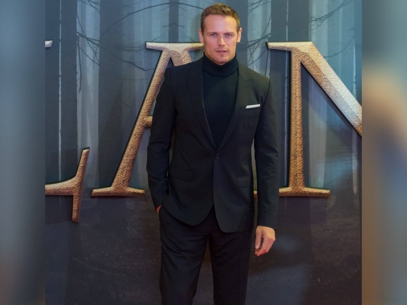 Sam Heughan posierte bei der "Outlander"-Premiere allein für die Fotografen.. © imago/NurPhoto