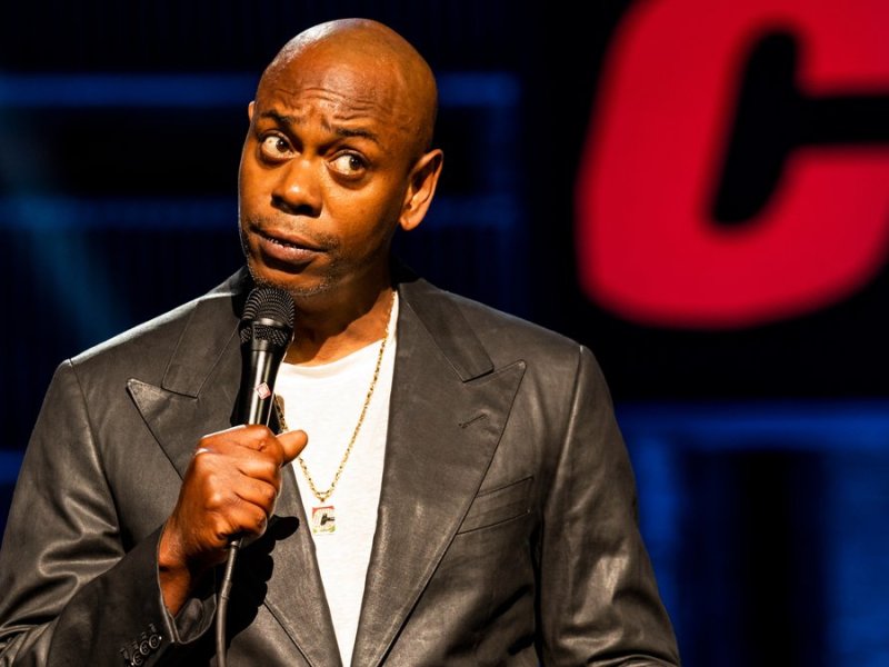 Dave Chappelle während seiner kontroversen Show "The Closer".. © Netflix/Mathieu Bitton