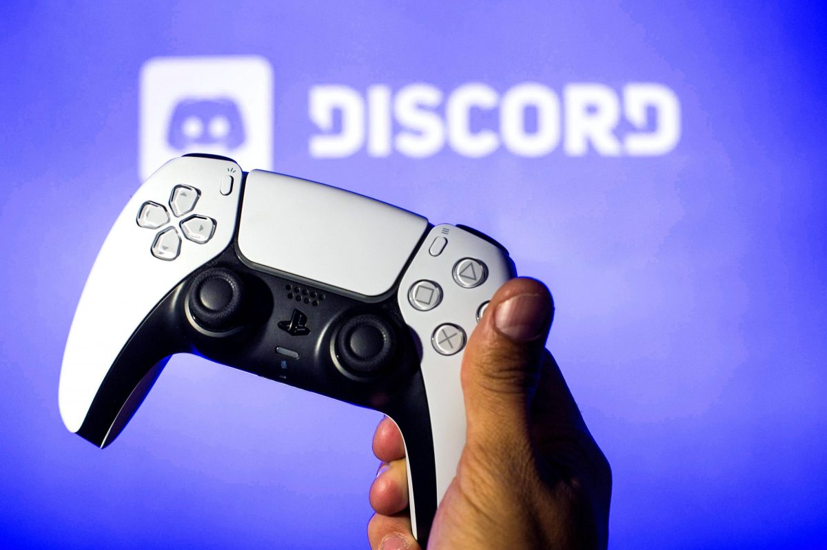 PS5 Controller vor Discord Logo