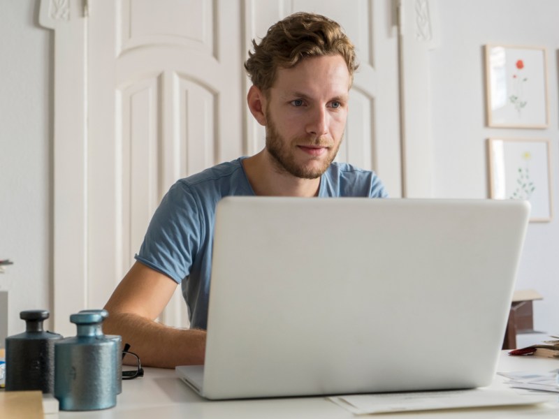 Junger Mann beschleunigt seinen Laptop mit CCleaner Professional für nur 1 Euro.