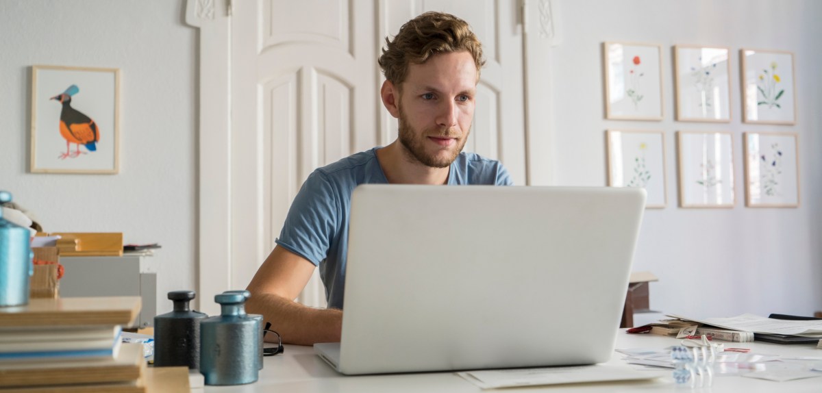 Junger Mann beschleunigt seinen Laptop mit CCleaner Professional für nur 1 Euro.