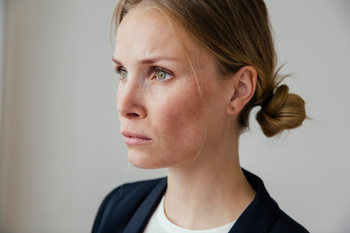 Frau mit ernstem Blick und starrem Kopf.