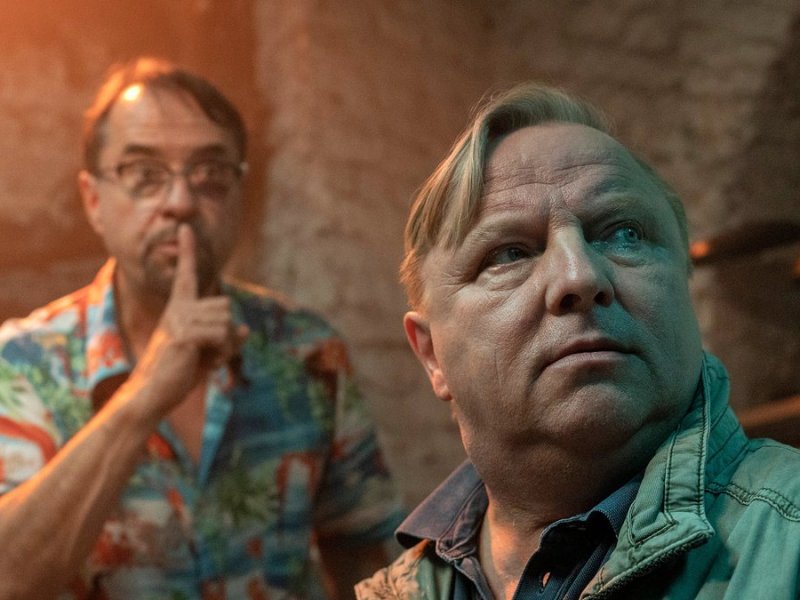 "Tatort: Propheteus": Prof. Karl-Friedrich Boerne (Jan Josef Liefers) und Kommissar Frank Thiel (Axel Prahl) in ihrem Kellerversteck.. © WDR/Bavaria Fiction GmbH/Thomas