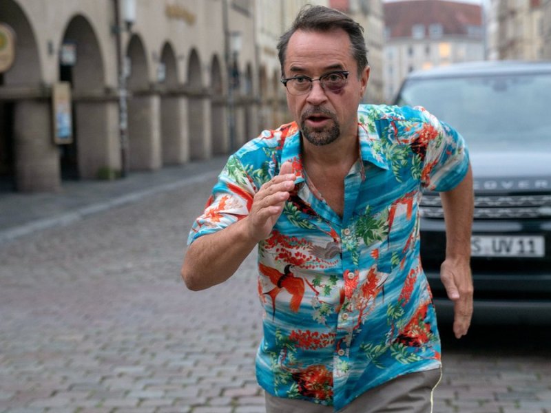 Prof. Dr. Dr. Karl-Friedrich Boerne (Jan Josef Liefers) im Hawaiihemd war nicht das Skurrilste im neuen Münster-"Tatort".. © WDR/Bavaria Fiction GmbH/Thomas Kost