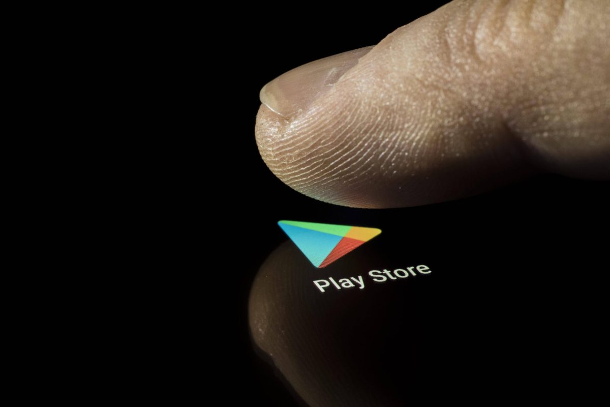 Finger auf Play Store App Logo