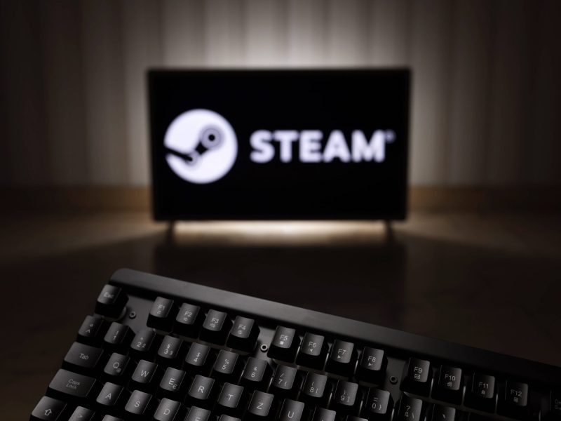 Steam Logo auf Fernseher vor Tastatur