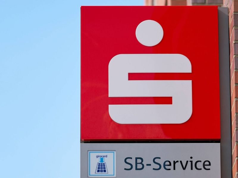 Logo der Sparkasse bei einem SB-Schalter.