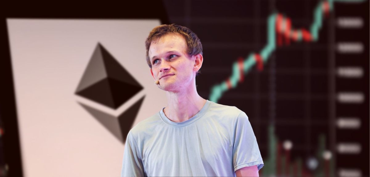 Vitalik Buterin vor einem Ethereum-Logo