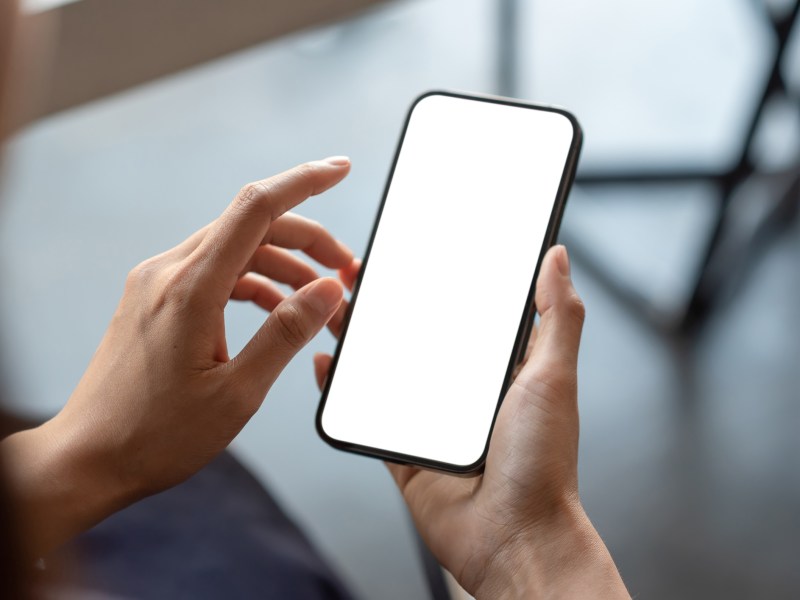 Finger an einem iPhone mit weißem Screen