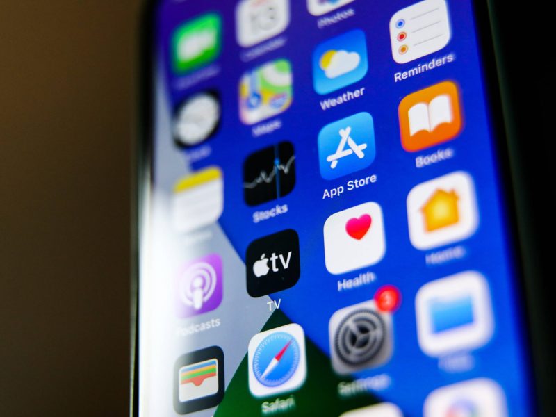 iPhone mit vielen Apps aus App Store