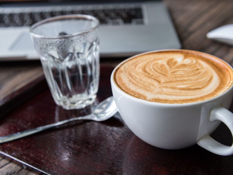 Kaffee mit einem Glas Wasser.