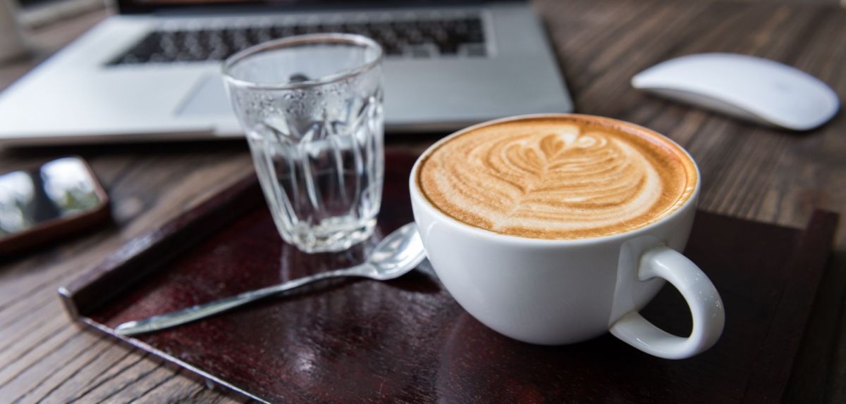 Kaffee mit einem Glas Wasser.