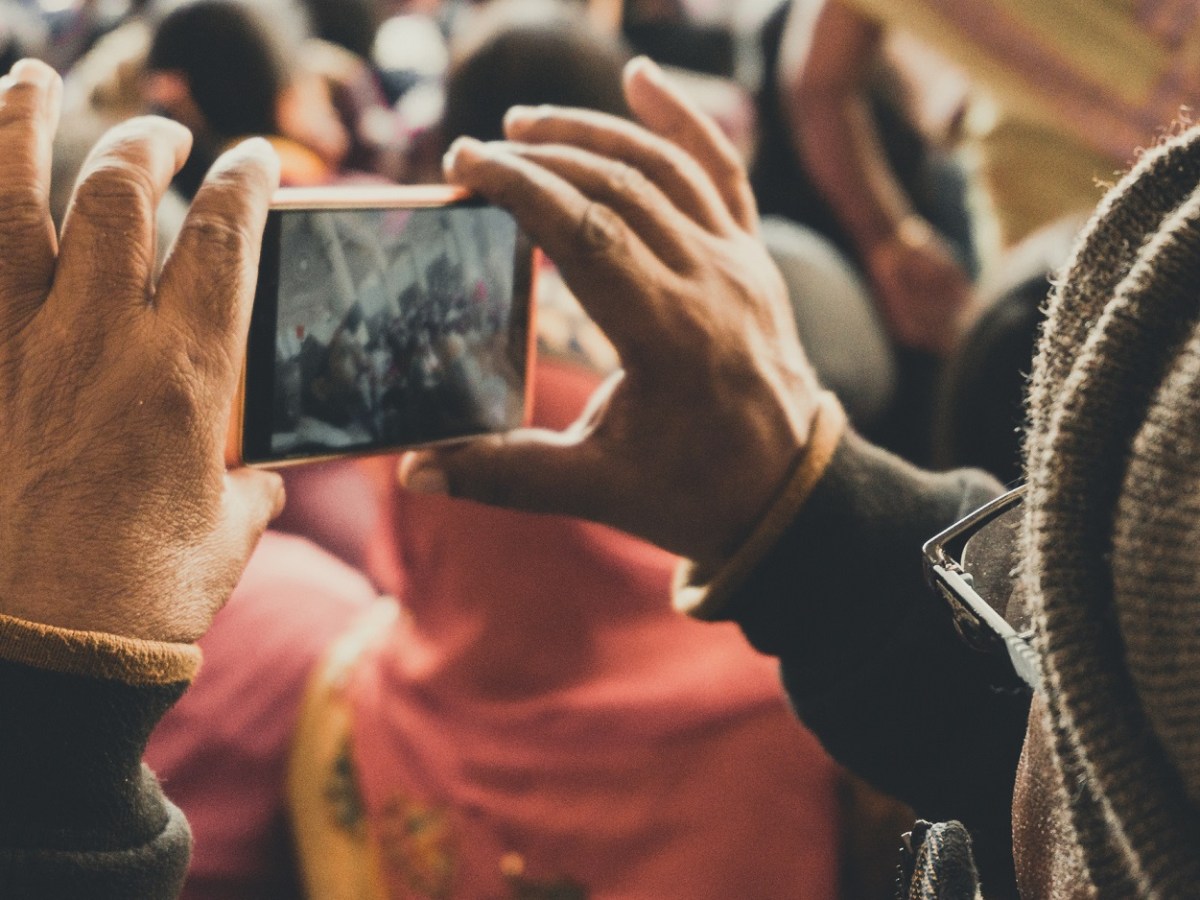 Mann hält Smartphone