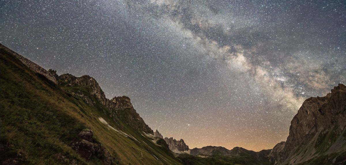 Sternenhimmel über Gebirge.