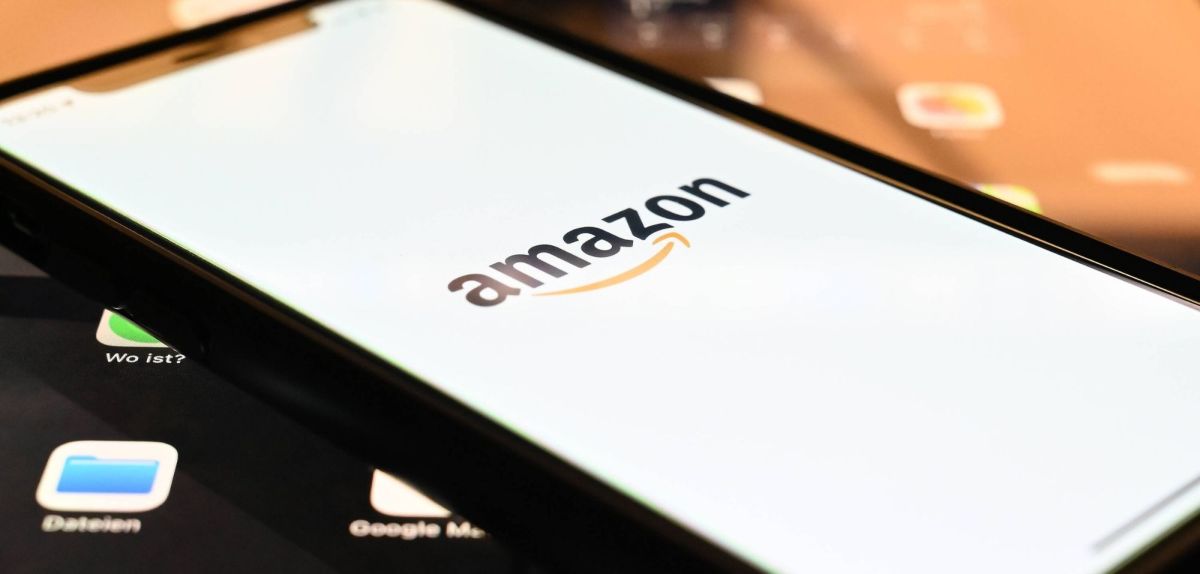 Amazon-Logo auf Smartphone Display