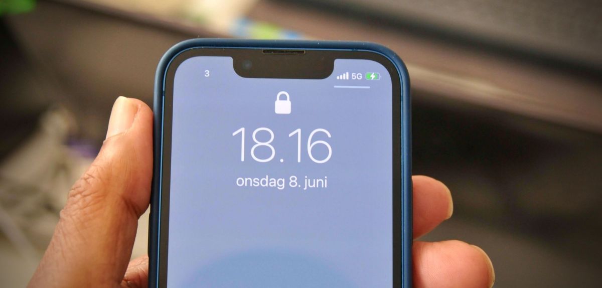 Ein iPhone-Display mit Datum und Uhrzeit.