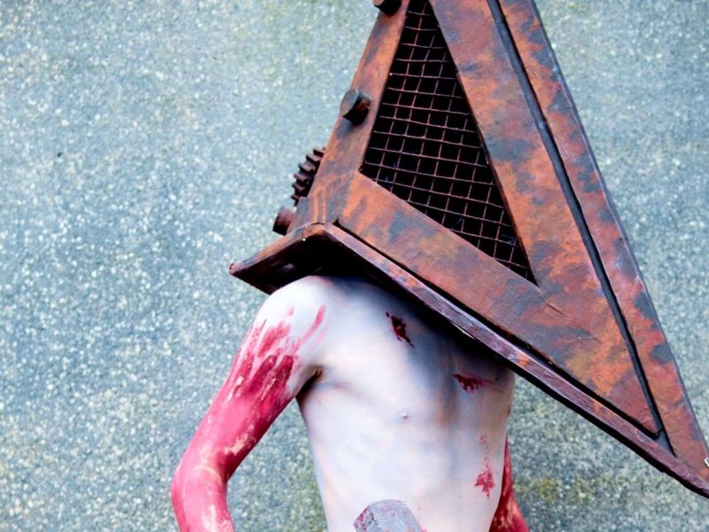 Cosplayer im Kostüm des Pyramid Heads aus "Silent Hill 2".