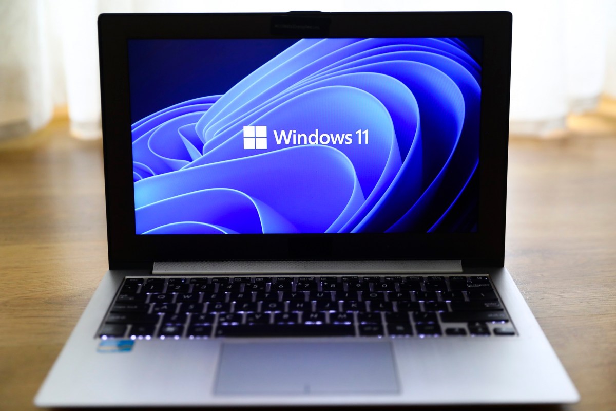 Laptop mit eingeschaltetem Display mit Windows 11-Logo