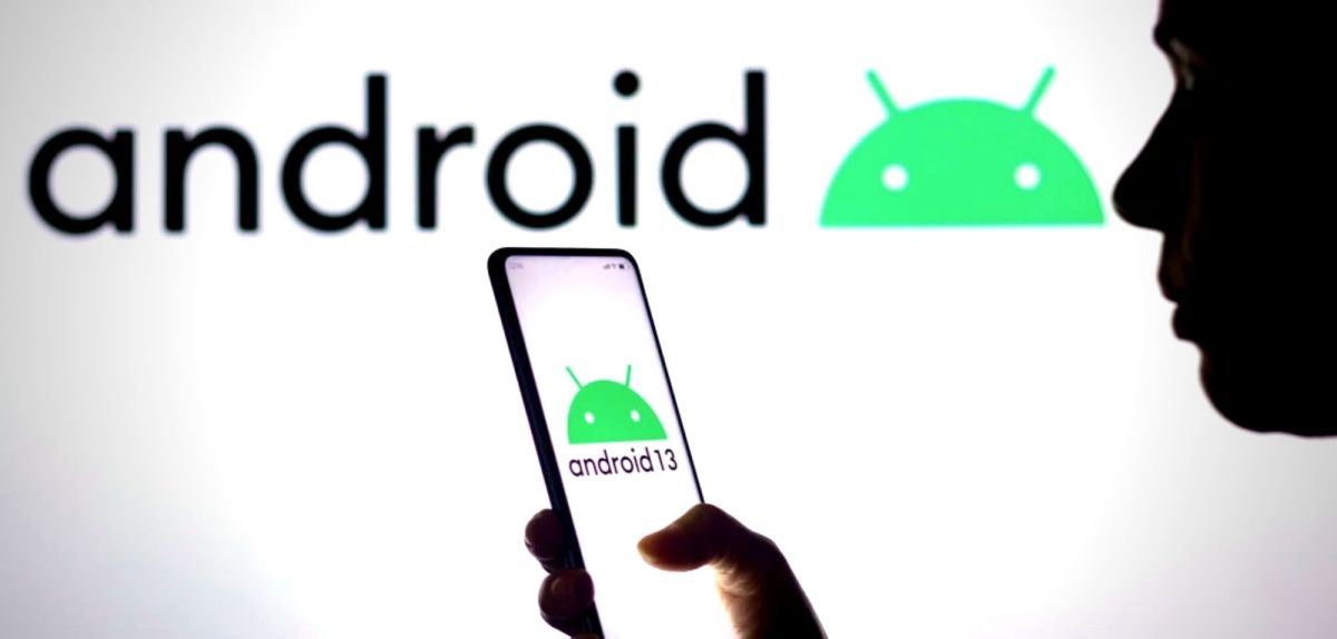 Android 13 Logo auf dem Smartphone