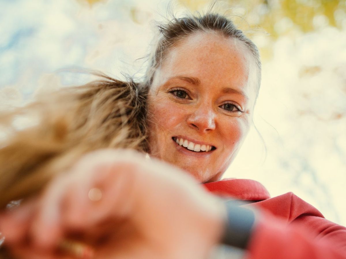 Frau schaut auf Fitness-Uhr