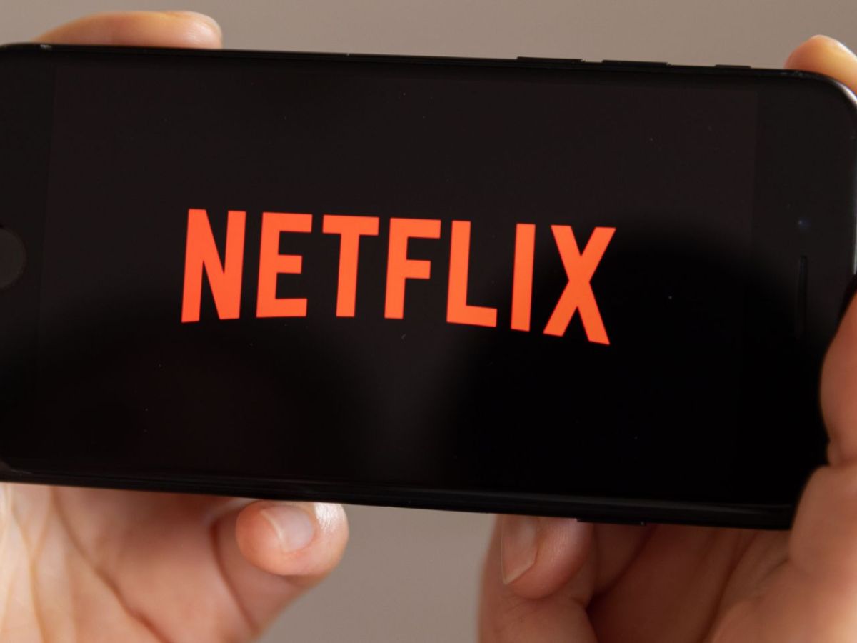 Handy zeigt Netflix Logo im Querformat