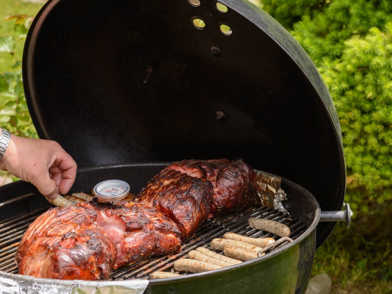 Grillthermometer im Fleisch