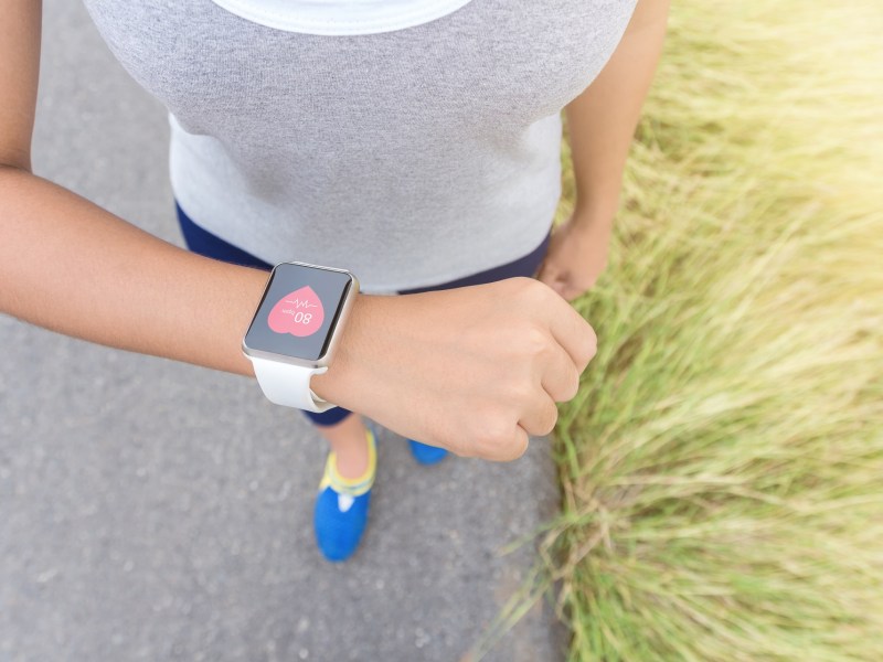 Apple Watch an Handgelenk von Frau