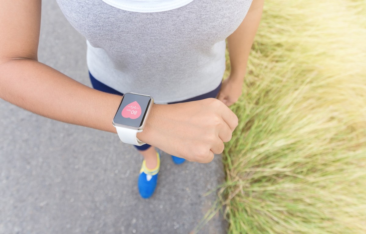 Apple Watch an Handgelenk von Frau