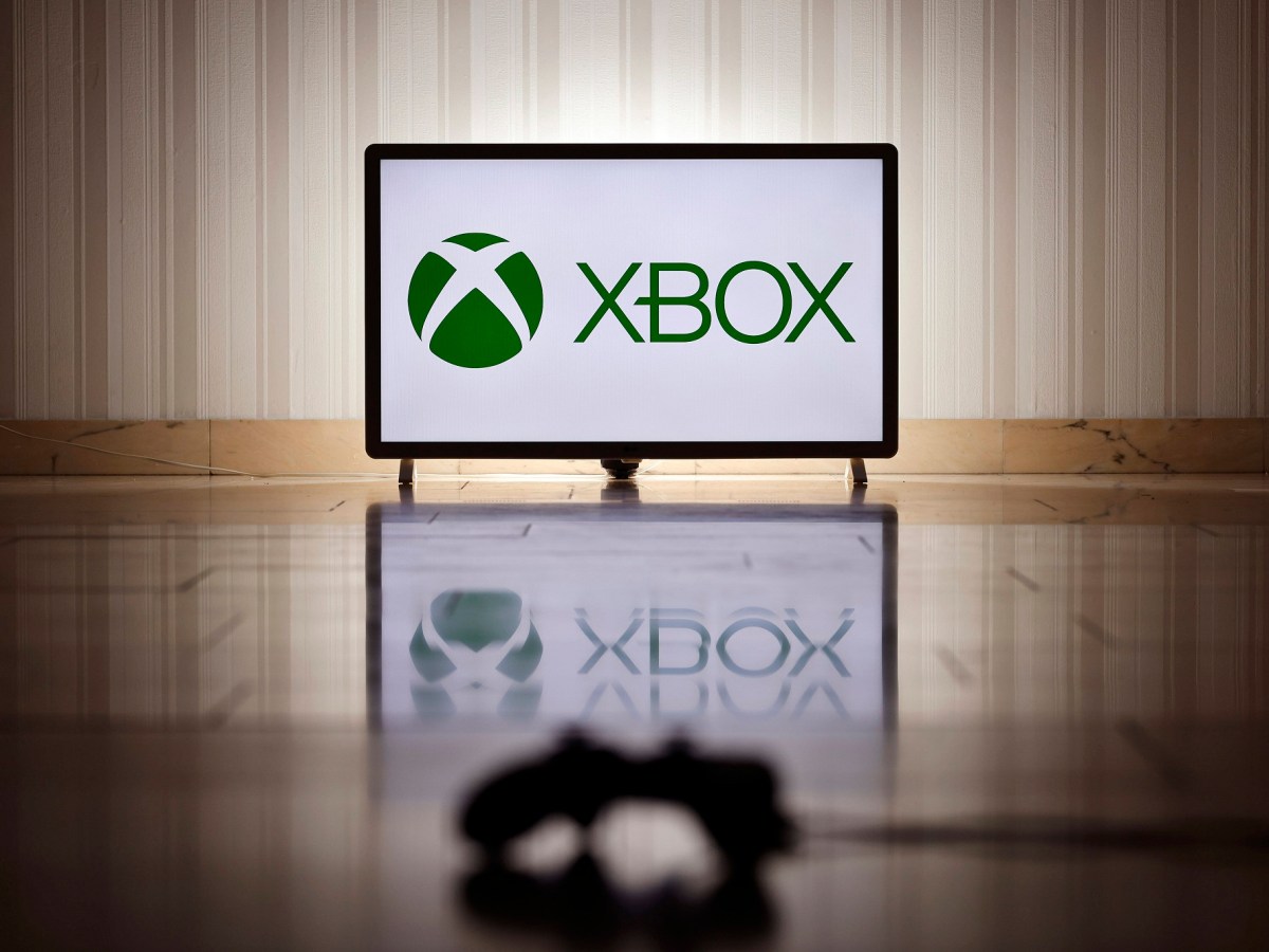 Xbox Logo auf Fernseher vor Controller