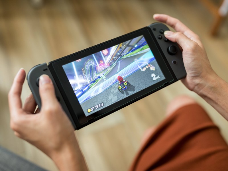 Nintendo Switch wird in Händen gehalten