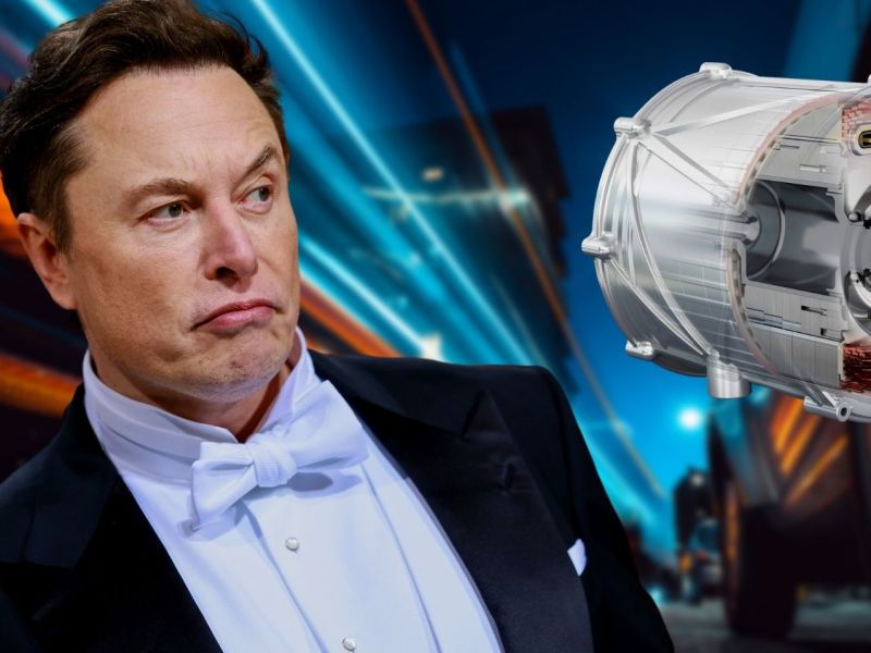 Elon Musk neben einem Elektromotor von Mahle