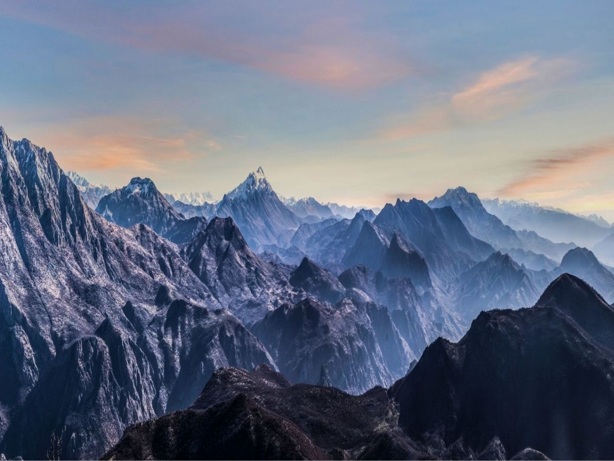 Verblassende Berglandschaft des Himalaya