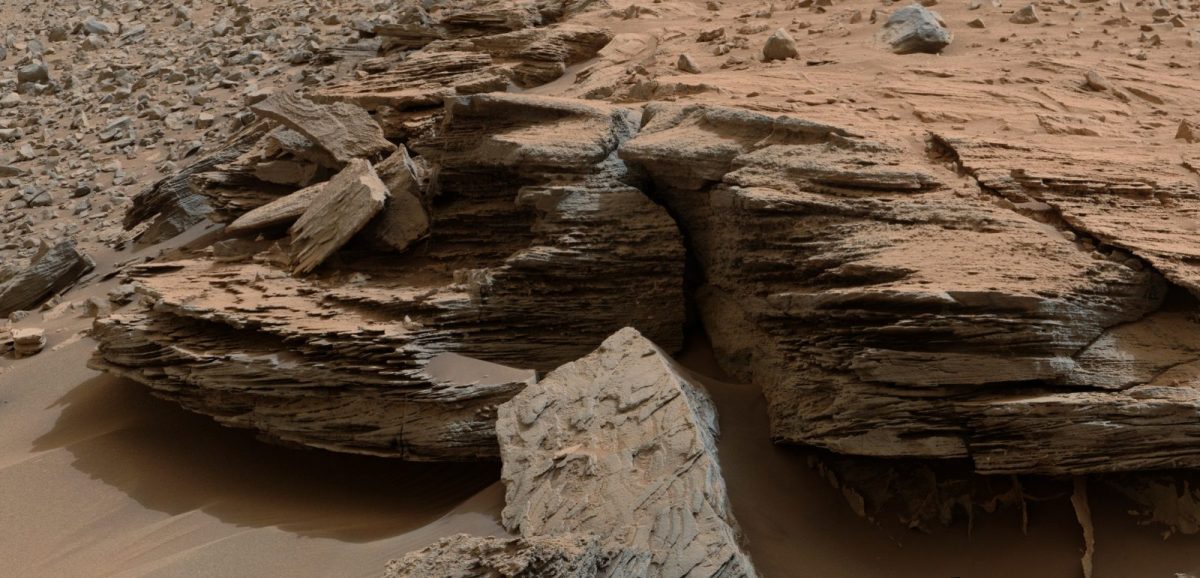 Gefaltete Gesteinsschichten an einem Gesteinsvorsprung auf dem Mars