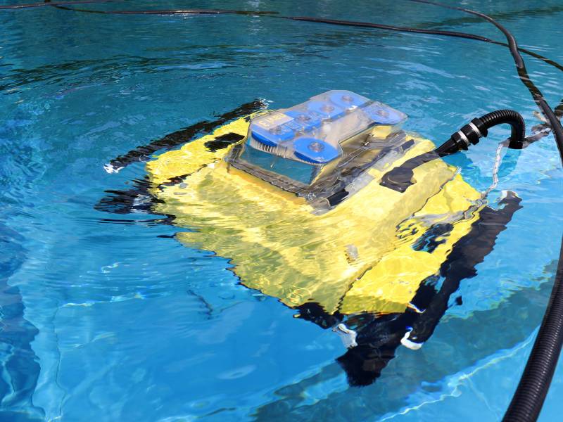 Poolroboter im Wasser