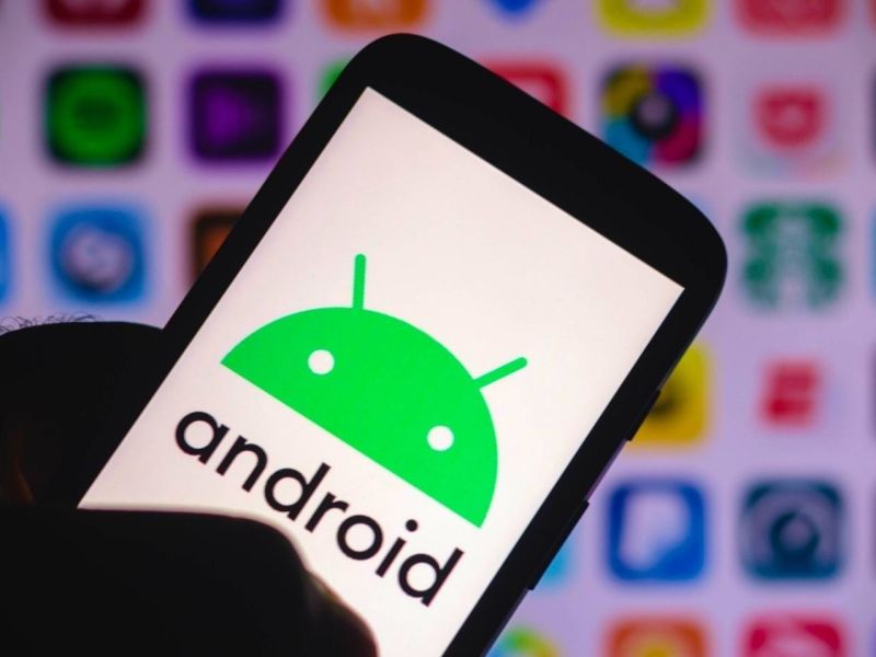 Android-Logo auf Smartphone und viele Apps im Hintergrund