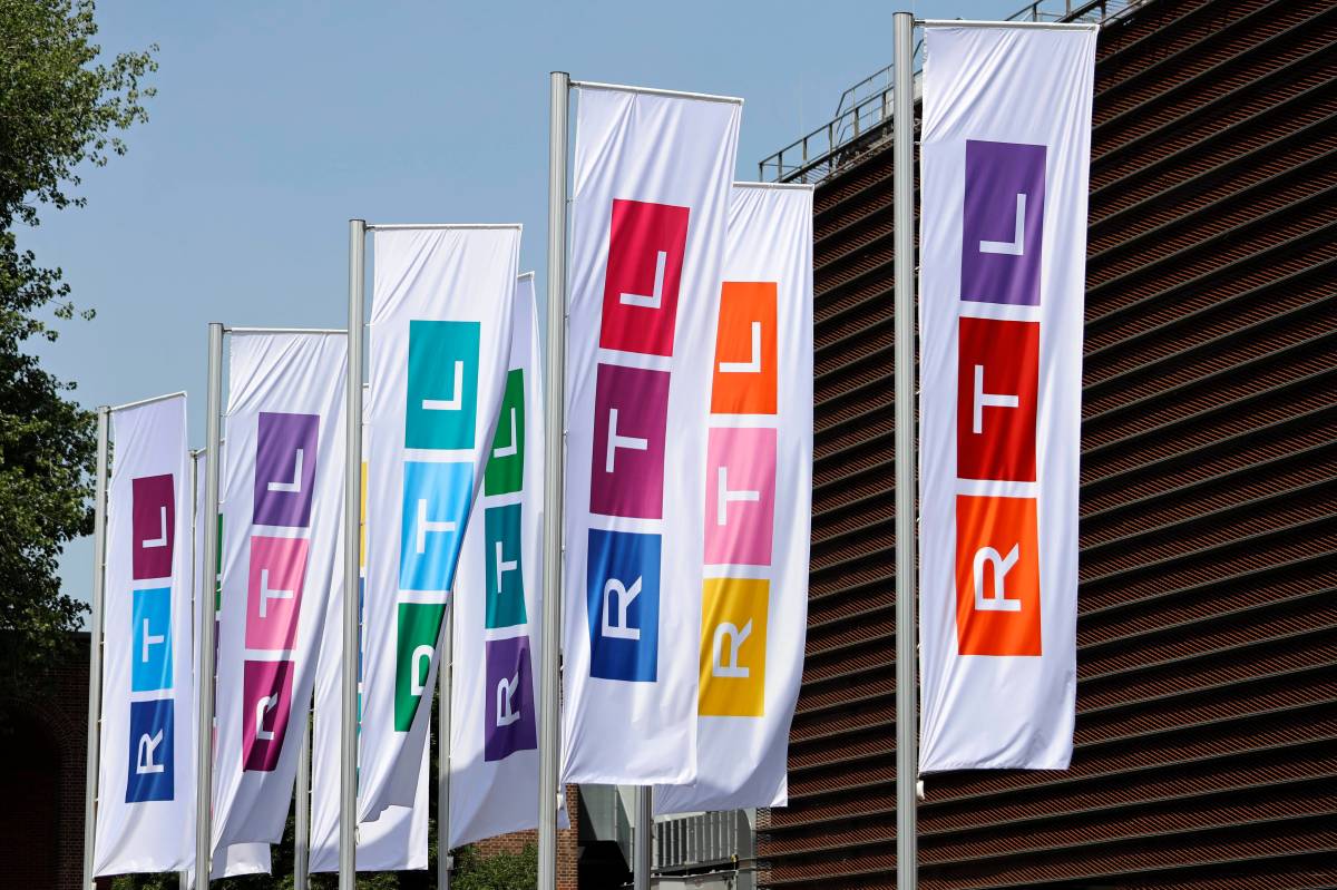 Flaggen mit dem Logo von RTL Television