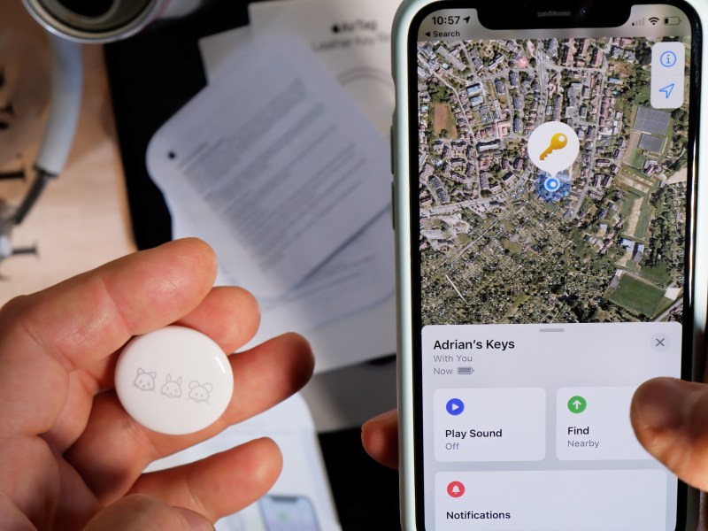 Bluetooth_Tracker und Smartphone in Händen