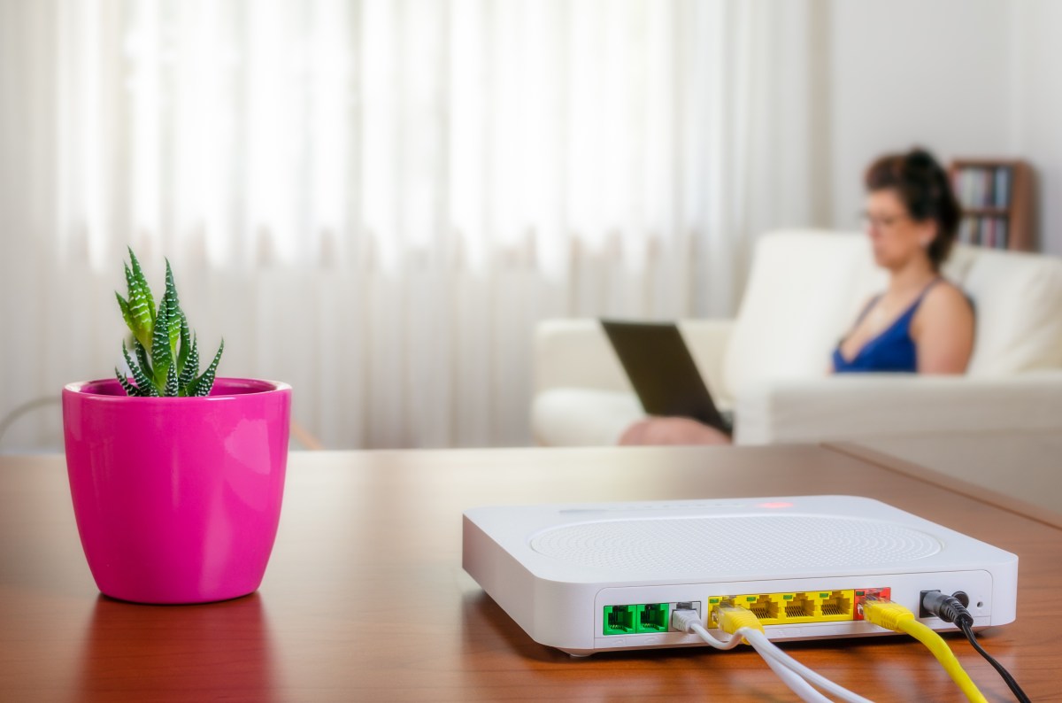 Router mit LAN-Kabeln