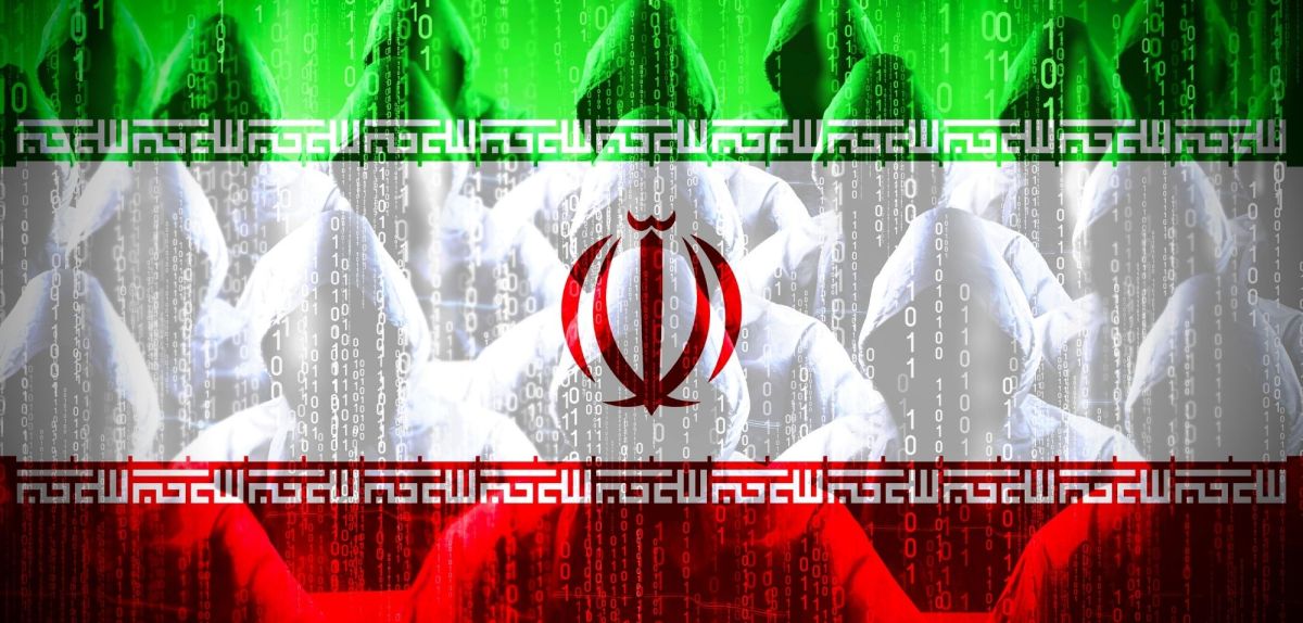 Transparente iranische Flagge vor Kapuzengestalten