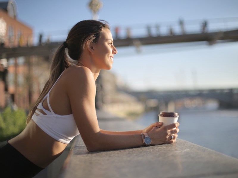 Frau mit Kaffee