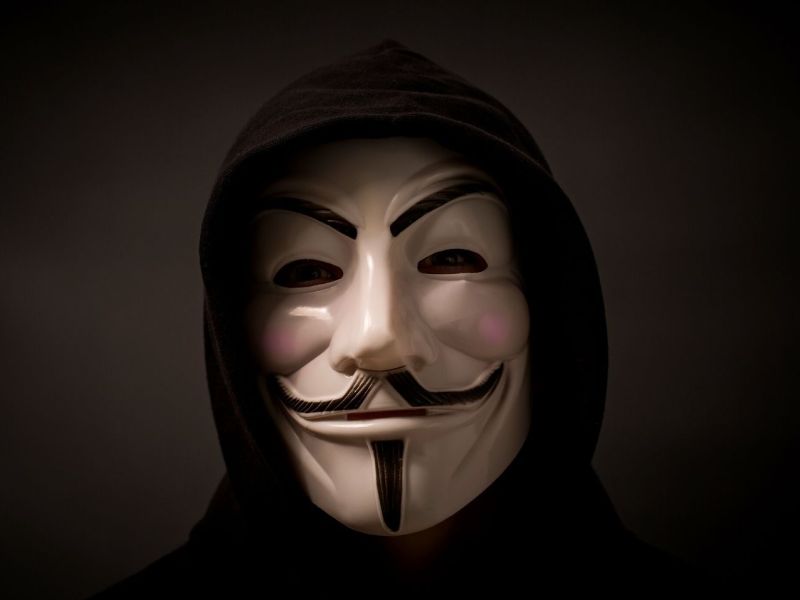 Person mit Guy Fawkes-Maske