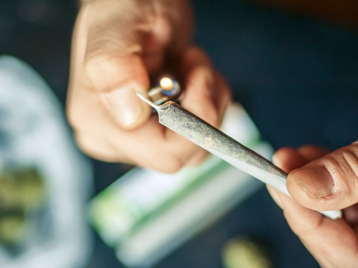 Person zündet einen Joint an