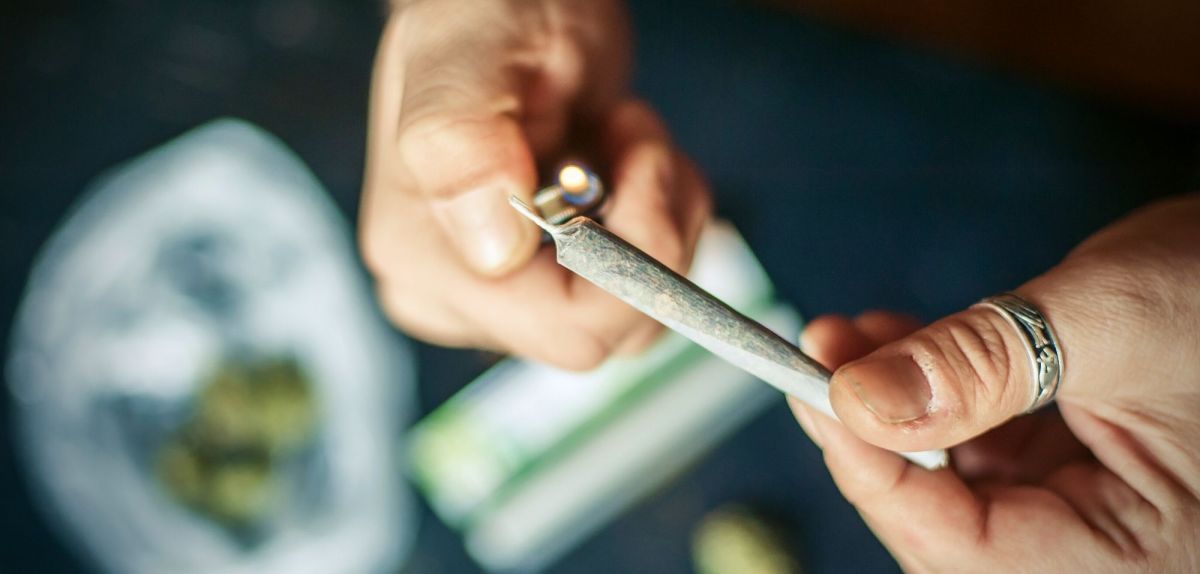 Person zündet einen Joint an